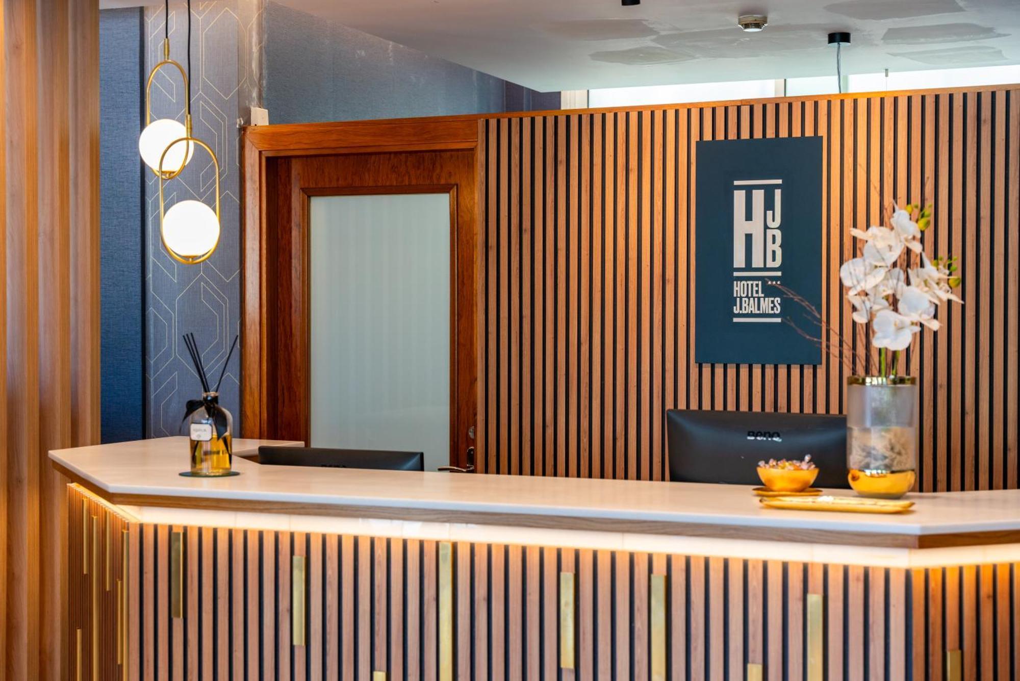 Hotel J. Balmes Vic Εξωτερικό φωτογραφία