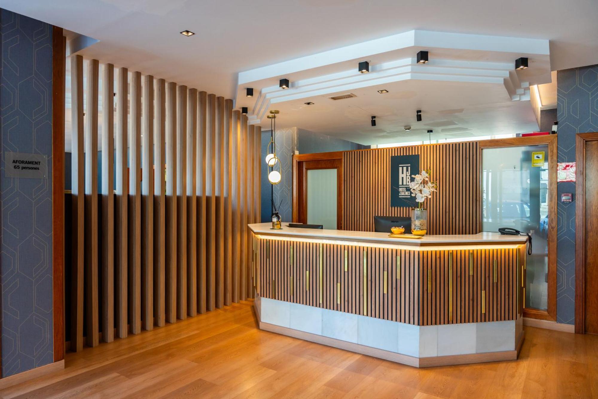 Hotel J. Balmes Vic Εξωτερικό φωτογραφία