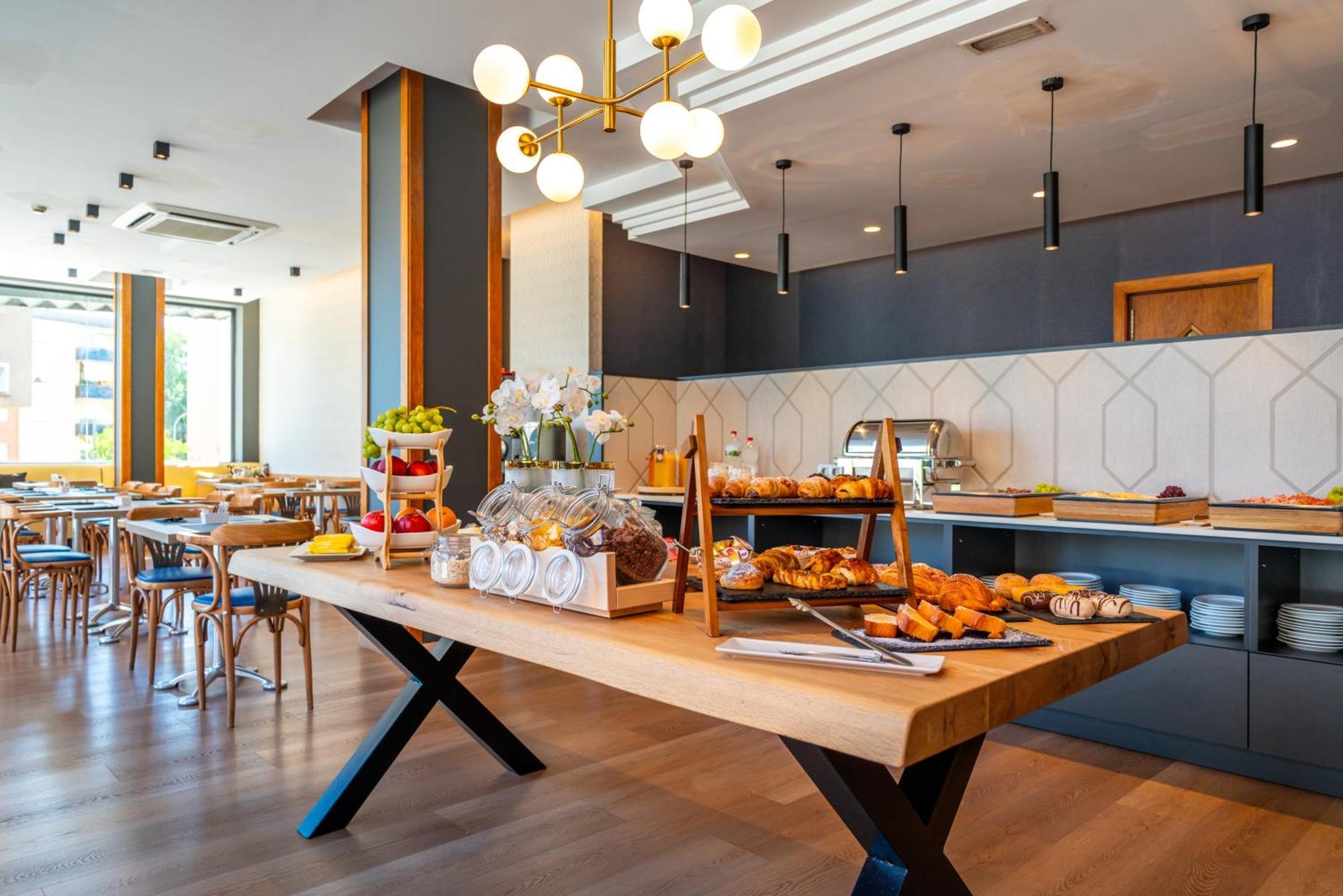 Hotel J. Balmes Vic Εξωτερικό φωτογραφία